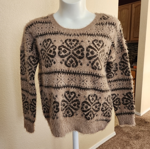 Amichi Fuzzy Sweater - Picture 3 of 10